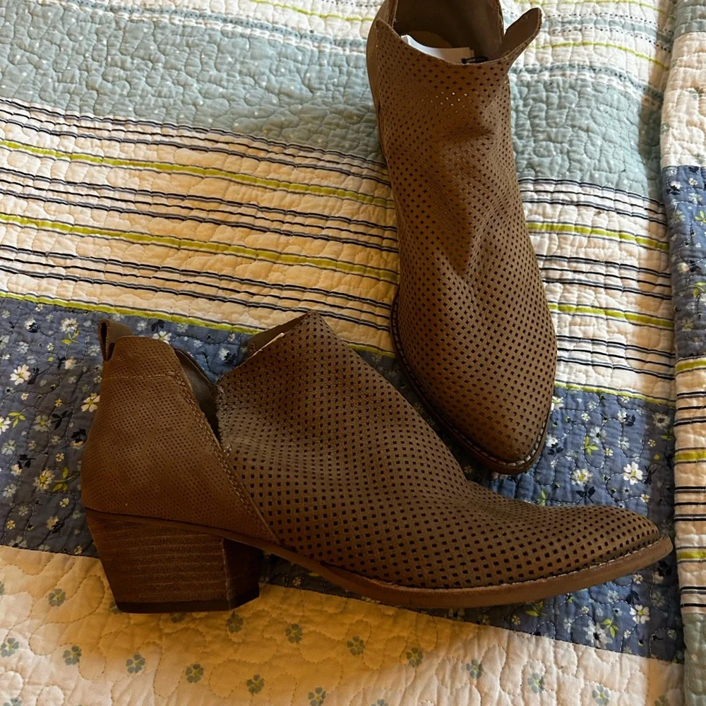 Dolce Vita Brown Ankle Booties with Distressed Leather and Lace-Up Design - Picture 1 of 4